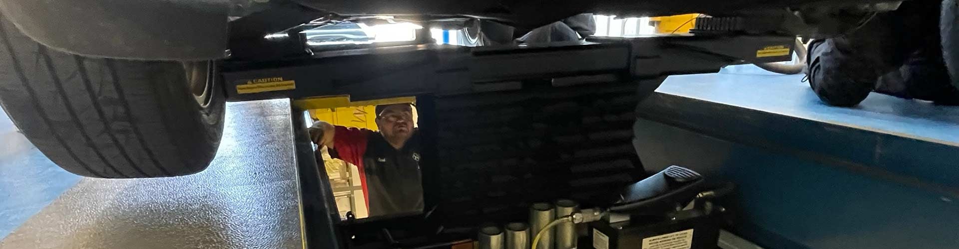 A Kemna Quick Lane technician performing service in Algona, IA